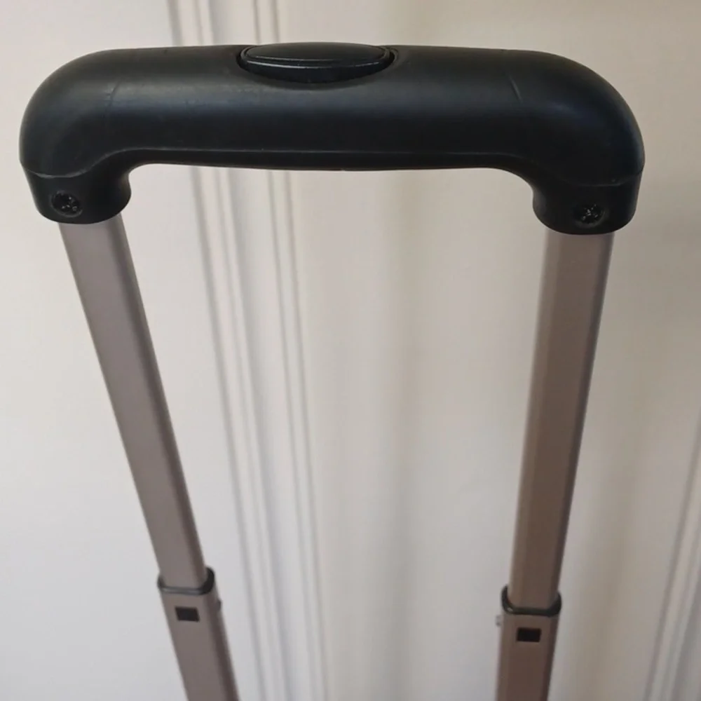 Foray Rolling Laptop/Computer/Pilot/Flight Travel Bag. Multiple Partitions - Picture 15 of 16